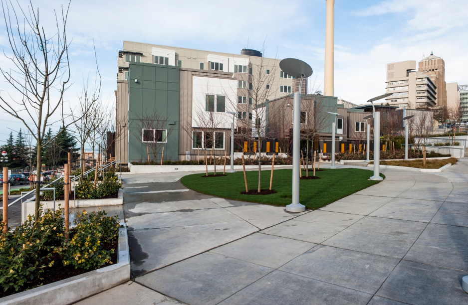Raven Terrace, a seven-story apartment building with two-story townhouses attached, at completion. (Seattle Housing Authority)