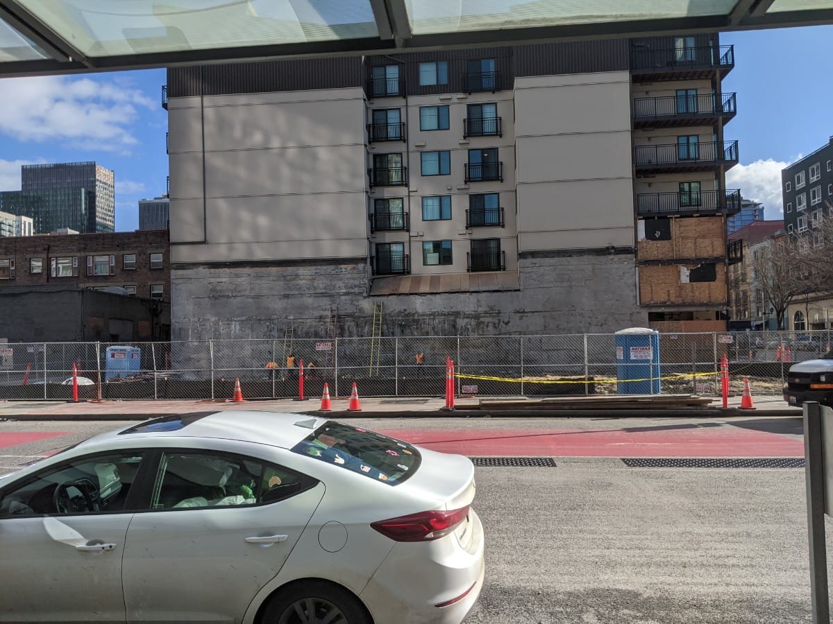 SLI is assembling a 15-story prefab tower at 303 Battery St in Belltown. (Photo by author)