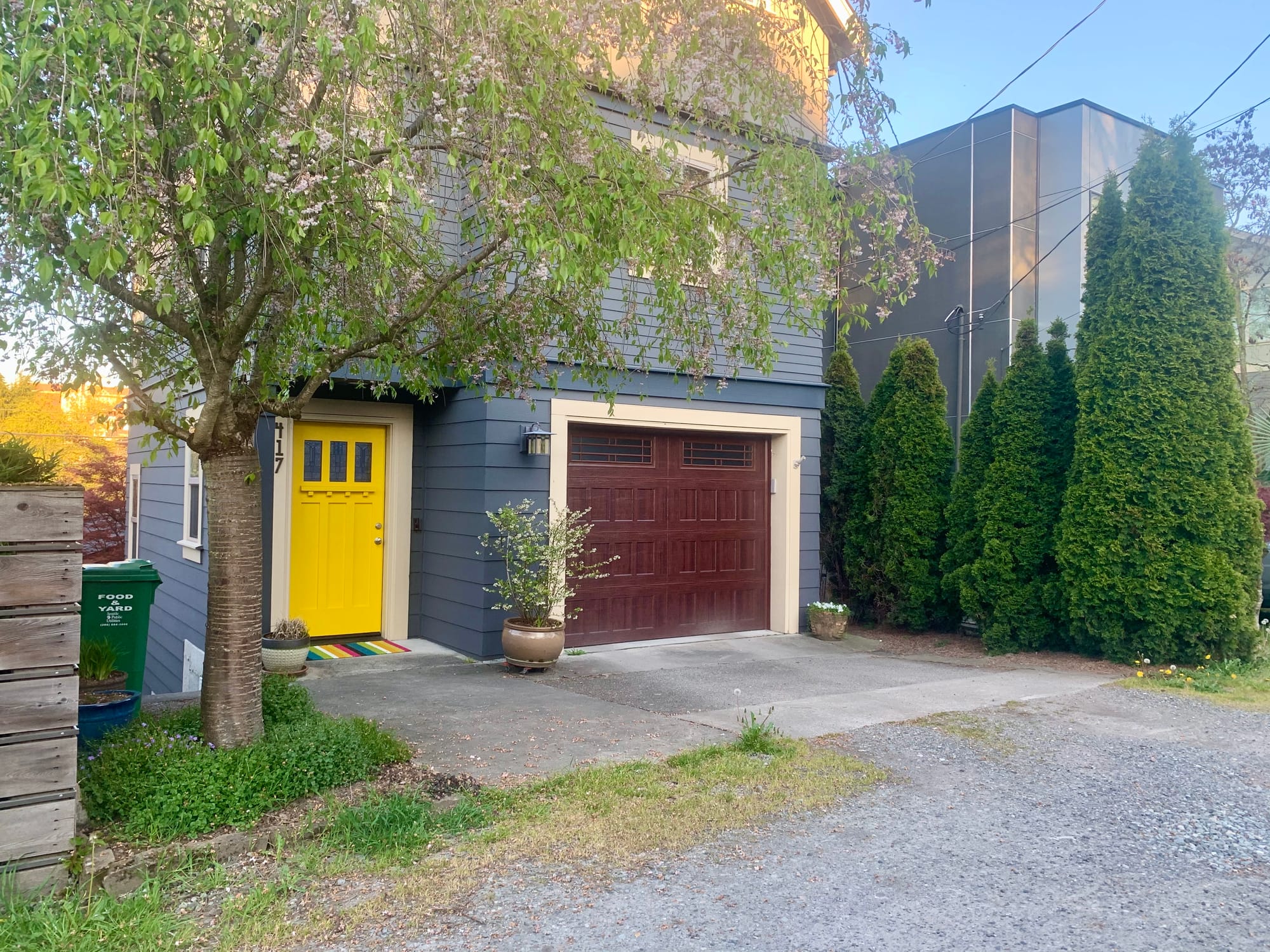 A townhouse with a yellow door faces in on an alley in the Central District. (Photo by author)